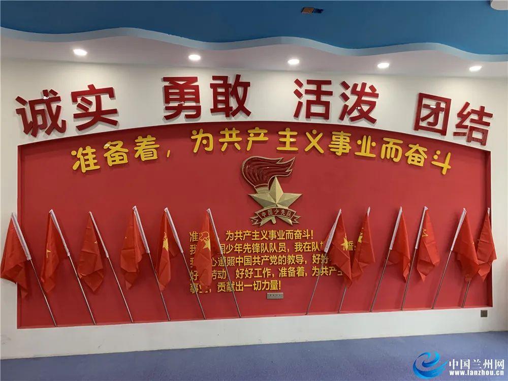 高梵“黑金”鹅绒服闪耀睿锦尚品,携手共现奢暖新篇章